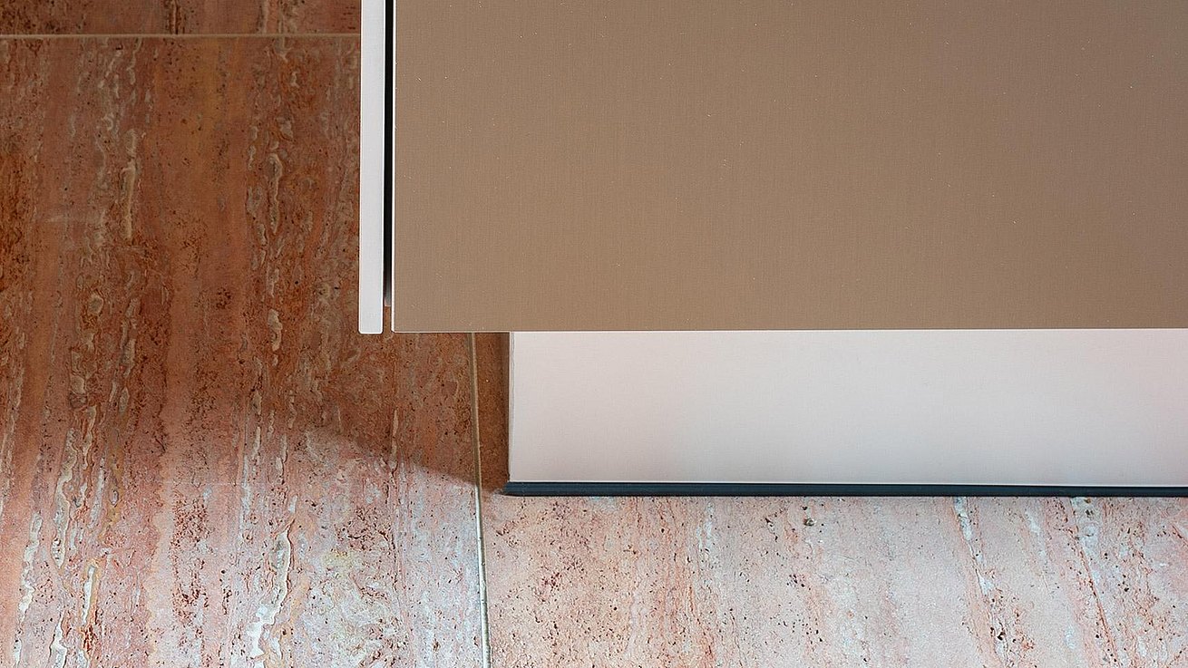 bulthaup gent keuken in aluminium met rode travertijn natuursteen vloer 